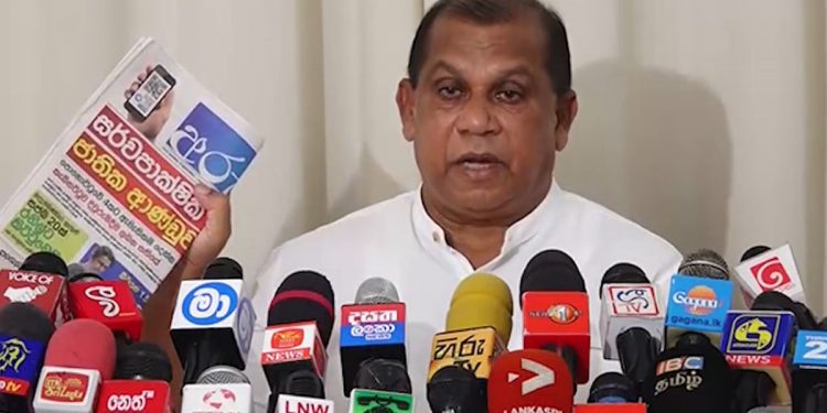 රංජිත් මද්දුමබණ්ඩාර එක්ක 20ක් ආණ්ඩුවට! උදේ ඉඳන් මාධ්‍ය ගහපු අතේ රෝල් අතේම පත්තු වෙයි! මෙන්න සජබ මහලේකම්වරයා මාධ්‍ය හමුවක් පවත්වමින් දුන්නු උත්තරේ! (VIDEO)