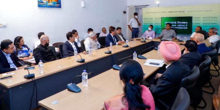 ඉන්දීය ආයෝජකයන් පිරිසක් සජිත්ව මුණගැහෙන්න එයි! ආයෝජන කරන විදිහ ගැන කතා කරයි! (PHOTOS)