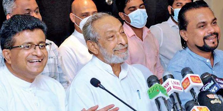 ආණ්ඩු විරෝධී සියල්ලන්ම අත්අඩංගුවට ගන්නයි යන්නේ! කවුරු නැතත් මම ඒකට විරුද්ධව සටන් කරනවා! වාසු විමල්ලාවයි උදයලාවයි අතාරින්නද යන්නේ? (VIDEO)