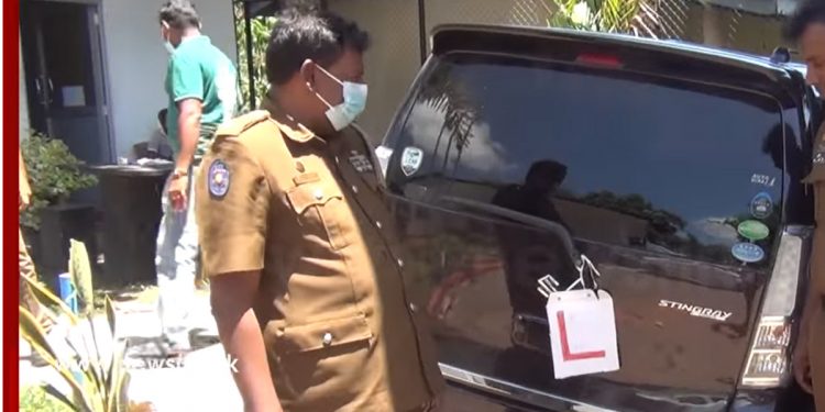 L බෝඩ් එකක් ගහන් වාහනේ පැද්ද කාන්තාවක් පානදුරේදී දරුවකු යට කරගෙන යයි! (VIDEO)
