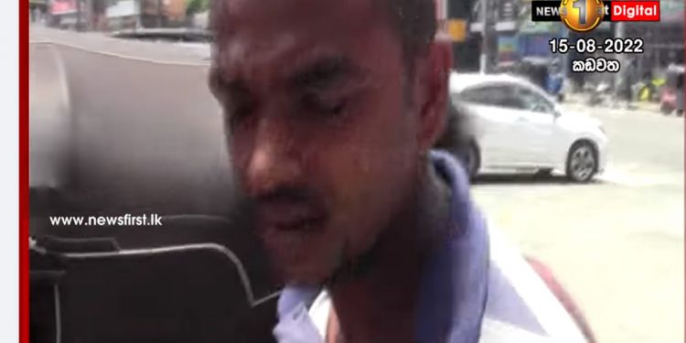 බස් එකට නැග්ග කාන්තාවක් කොන්දොස්තරට බස් එකෙන් එළියට විසිවෙන්න පයින් ගහලා! කොන්දොස්තර රෝහලේ! කාන්තාව පොලිසියේ! (VIDEO)