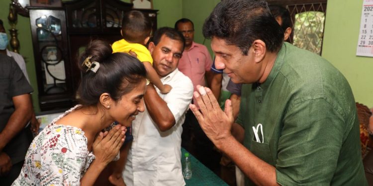 අගමැති කාර්යාලය අසල විරෝධතාවේදී කඳුළු ගෑස් වැදී මියගිය කුරුණෑගල ජාලියගේ ගෙදරට සජිත් ගොඩවෙයි! ජාලියගේ පවුලේ අනාගතය ගැනත් බලයි! (PHOTOS)