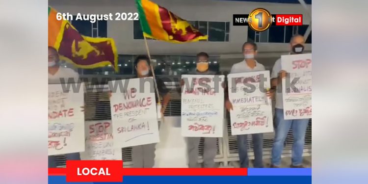 අරගලයට පහර දීම ලොස් ඇන්ජලීස් නුවරටත් යයි! ලාංකිකයන් පාරට බැස විරෝධතා පවත්වයි! (VIDEO)