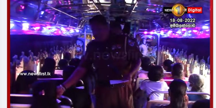 අම්බලන්ගොඩ පොලිසිය රටටම ආදර්ශයක් දෙමින් නියම වැඩක් කරයි! ටවුමට බැහැලා-බස් එකට නැගලා ගමේ බෝවෙලා ඉන්න හොරු ගැන ජනතාවම දැනුවත් කරයි! (VIDEO)