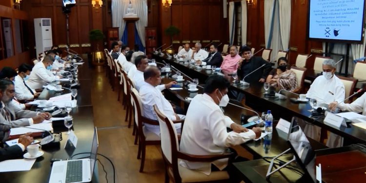 එක්කෙනෙක් ආණ්ඩු හදන්න කතා කරනවා! අනිත් හැමෝම මර්දනයට එරෙහිව කතා කරනවා! ඕක තමයි වෙනස! (VIDEO)