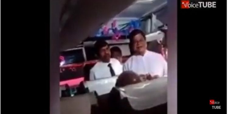 ඇමැති බන්දුලට බස් එකක් ඇතුළේ වෙච්ච අකරතැබ්බයක් සමාජ මාධ්‍යවල වයිරල් යයි! (VIDEO)