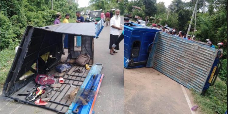 පාසල් ළමුන් අරන් ගිය ලොරියක් පෙරළෙයි! 10 දෙනෙක්ට තුවාලයි! දෙන්නෙක්ට බරපතළයි!