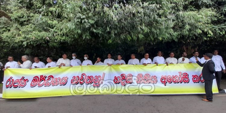 ආණ්ඩුවේ මර්දනයට එරෙහිව පාර්ලිමේන්තුවට යන්න කලින් සජබය එළියේ විරෝධතාවක! (VIDEO)