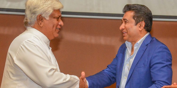 ක්‍රීඩා ඇමැති රොෂාන් වැඩේ කන්නයි යන්නේ! පරාද වෙච්ච අර්ජුනව හොර පාරෙන් සභාපති කරලා ආයෙත් ක්‍රිකට් තහනම් කරගන්නයි හදන්නේ! ඩිලාන්ගෙන් දරුණු ප්‍රහාරයක්! (VIDEO)