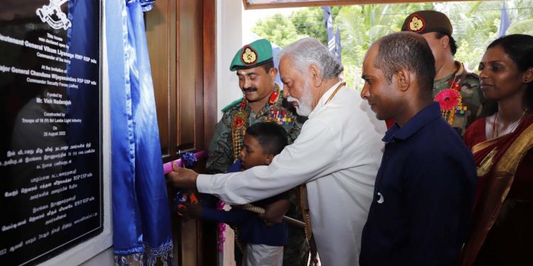 හමුදාවත් එක්ක යුද්ධ කරපු ජෝඩුවකට හමුදාවෙන්ම ගෙයක් හදාදෙයි! (VIDEO)