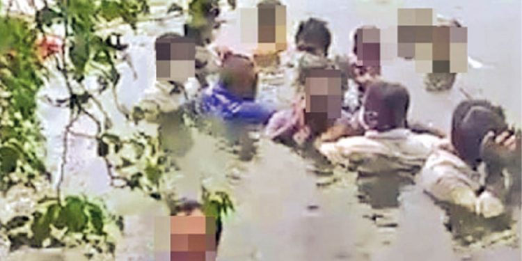 මන්දිරවලට පැන්න කට්ටිය ඇල්ලුවා! ඔන්න දැන් බේරේ වැවට කට්ටිය තල්ලු කළ අය පස්සෙත් පන්නන්න පටන් අරන්!