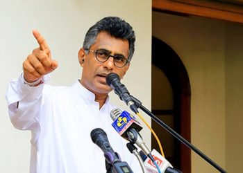 අන්තරේ පෙළපාලියට ගහනවා හැබැයි ජවිපෙ පෙළපාලියට ගහන්නේ නෑ! සමහර වෘත්තීය සමිති නායකයෝ ඇතුළට ගන්නවා හැබැයි සමහර අයව ගන්නේ නෑ! පාර්ලිමේන්තුව වටලන්න කියපු අය ගන්නේ නෑ හැබැයි පැතුම් කර්නර්ව ගන්නවා! චම්පික මේ කියන්නේ ආණ්ඩුවයි ජවිපෙයි අතර ඩීල් එකක් තියෙනවා කියලද? (VIDEO)