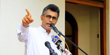 අන්තරේ පෙළපාලියට ගහනවා හැබැයි ජවිපෙ පෙළපාලියට ගහන්නේ නෑ! සමහර වෘත්තීය සමිති නායකයෝ ඇතුළට ගන්නවා හැබැයි සමහර අයව ගන්නේ නෑ! පාර්ලිමේන්තුව වටලන්න කියපු අය ගන්නේ නෑ හැබැයි පැතුම් කර්නර්ව ගන්නවා! චම්පික මේ කියන්නේ ආණ්ඩුවයි ජවිපෙයි අතර ඩීල් එකක් තියෙනවා කියලද? (VIDEO)