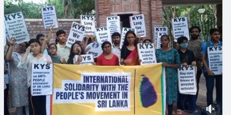 විරෝධය ජාත්‍යන්තරයට යයි! සාමකාමී අරගලකරුවන් අත්අඩංගුවට ගැනීමට එරෙහිව දිල්ලි විශ්වවිද්‍යාල සිසුනුත් පාරට බසියි! (VIDEO)