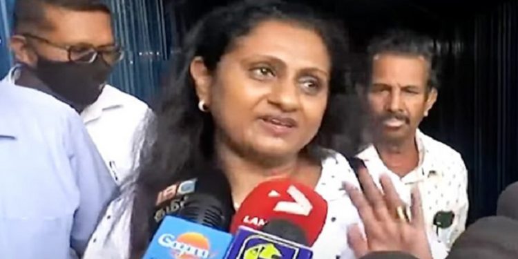 රනිල් වික්රමසිංහ මහතාගේ නිවසට ගිනි තියන මොහොතෙ මම එතන හිටියෙ නෑ! ඒ ගැන අහලා මම කම්පාවට පත්වුණා! මඩ ගහලා අසත්ය චෝදනා කරලා මගේ චරිතයටවත් ප්රේමදාස නාමයටවත් කිසිවත් කරන්න බෑ! දුලාංජලී ප්රේමදාසගෙන් විශේෂ ප්රකාශයක්!