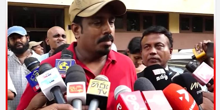 පොලිසිය මාධ්‍ය හමු තියන තැන්වලට පැනලා හොයන එරංග එළියට ඇවිත් කියපු කතාව මෙන්න! (VIDEO)