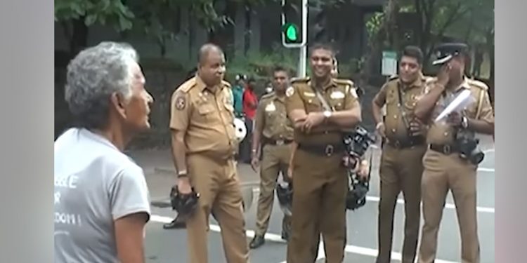 අන්තරේට කඳුලු ගෑස් ගහද්දී අරගලයත් එක්ක මුල ඉඳලම හිටපු ජීන් ආන්ටි පොලිසියත් එක්ක මුහුණට මුහුණ ගේම ඉල්ලපු හැටි! (VIDEO)