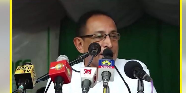 මමත් ඇමැතිකමක් අරන් ආණ්ඩුවට යනවද කියලා අපේම අය කෝල් කරලා අහනවා! දිනුවත් පැරදුණත් අපි ප්‍රතිපත්තියක් ඇතිව දේශපාලනය කරන මිනිස්සු! කබීර් ගමේ ජන්දදායකයන් ඉදිරියේ පොරොන්දුවක් දෙයි! (VIDEO)