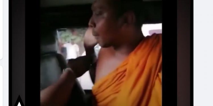 9 වැනිදා තියන විරෝධතා සාකච්ජාවට ආ කොස්වත්තේ මහානාම හිමියන්වත් වාහනේ ඇතුළේ ඉඳිද්දී අත්අඩංගුවට අරන්! (VIDEO)