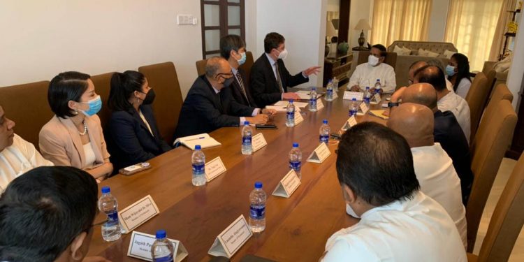 ලංකාවට ආපු IMF නියෝජිතයන් දෙපාරක්ම මෛත්රීත් හමුවෙලා සාකච්ජා කරලා! (PHOTOS)
