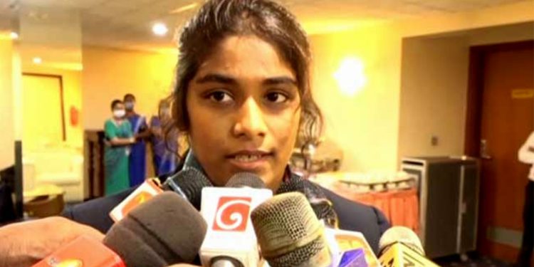 මගේ තාත්තා මේසන් බාස් කෙනෙක්! කොච්චර අමාරුකම් තිබුණත් තාත්තයි අම්මයි මට ඕන කරන දේවල් අරන් දුන්නා! මට සල්ලි එපා! ඔලිම්පික් පදක්කමක් ගේන්න උදව් කළොත් ඇති! ඉතිහාසයේ පළමුවරට මල්ලවපොර පදක්කමක් රටට අරන් ආ තාමත් ඉස්කෝලෙ යන ගමේ පුංචි කෙල්ල සංවේදී කතාවක් කියයි! (VIDEO)