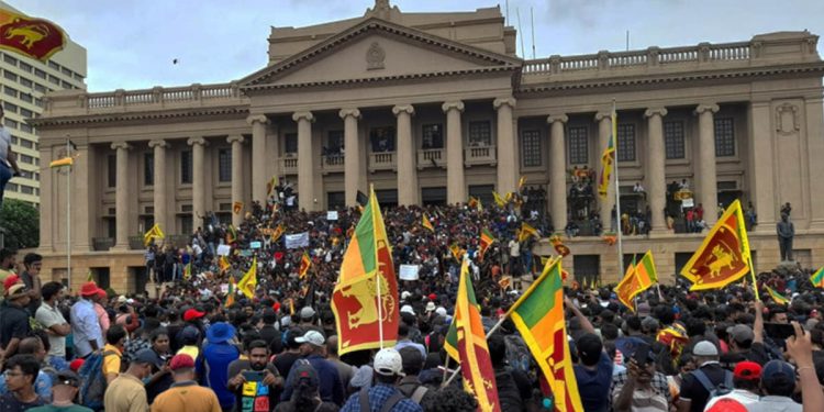 මුලින්ම ජනපති ලේකම් කාර්යාලයට ඇතුල් වූ අරගලකරු රිමාන්ඩ්!