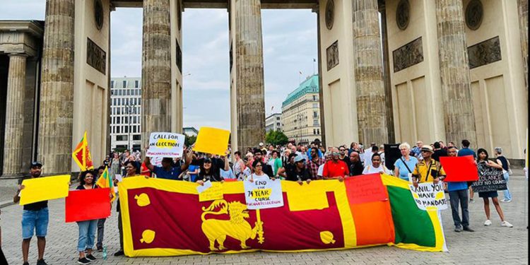 අරගලකරුවන් අත්අඩංගුවට ගැනීමට එරෙහිව ජර්මනියේ ලාංකිකයන් විරෝධතාවක! යුරෝපා පාර්ලිමේන්තුවට ලියුමකුත් බාරදෙයි! මහජන්දයක් පවත්වන්නත් ඉල්ලයි!