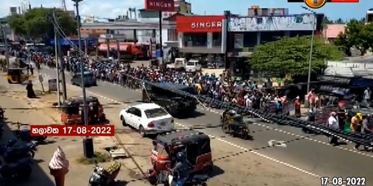 හලාවත ධීවරයන් දෙවන දිනටත් මුහුදු නොයා මහපාරට එයි! තෙල් ඉල්ලා කොළඹ පාර අවහිර කරයි! (VIDEO)