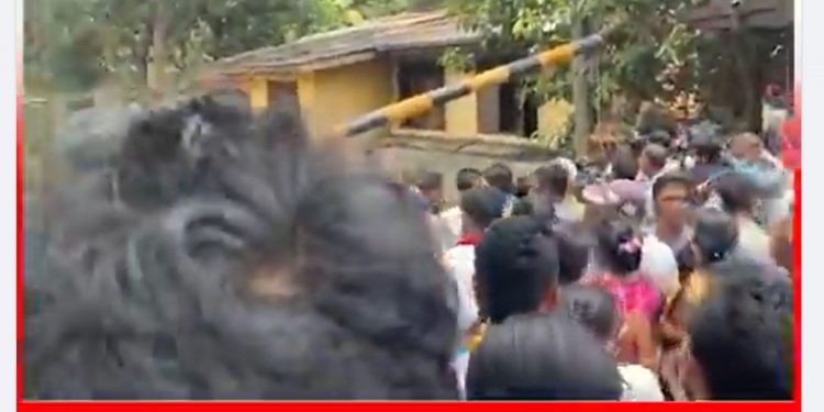 එළියට එන රන්ජන්ව පිළිගන්න වැලිකඩට මහපිරිසක්! (VIDEO)