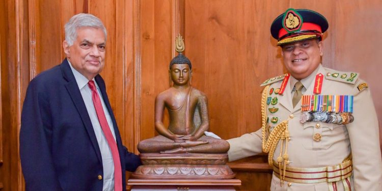 ආරක්ෂක ප්රධානීන් අද රනිල් හමුවෙන්න ගිහින්! (PHOTOS)