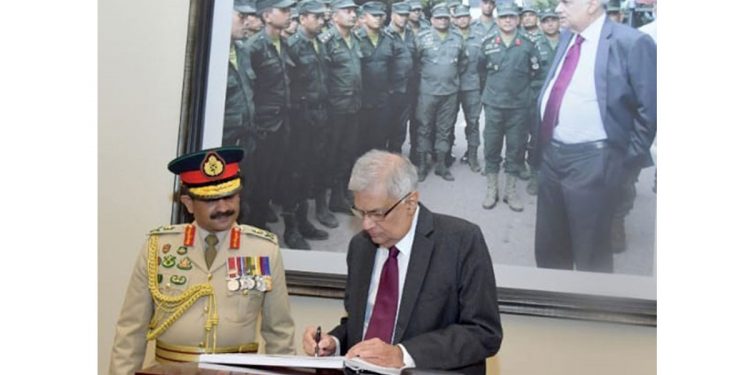 රනිල් යුද හමුදා මූලස්ථානයට යයි! පාර්ලිමේන්තුව ආරක්ෂා කළ හමුදා සාමාජිකයන්ට ප්‍රණාම සහතික දෙයි!