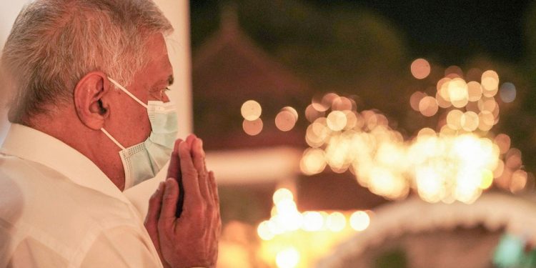 රනිල් මහනුවර ගිහින් පෙරහර බලයි! (PHOTO)