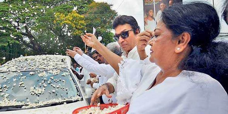 මාලිනී ෆොන්සේකායි රවීන්ද්‍ර රන්දෙණියයි ලැජ්ජා වෙන්න ඕන රන්ජන් අවුරුදු එකහමාරක් හිරේ හිටපු එකට! අර්ජුන් කන පැලෙන්න ගහයි! (VIDEO)