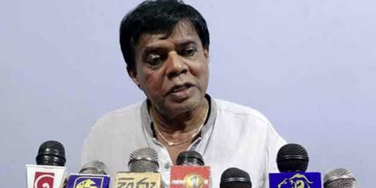 ශ්‍රීලනිපයේ කට්ටියක් ආණ්ඩුවට යන්න ලෑස්ති වෙද්දී ශ්‍රීලනිපයේම මහාචාර්ය රෝහණ ලක්ෂ්මන් ආණ්ඩුවට ප්‍රහාර එල්ල කරයි! මුදලිගේ වෙනුවෙන් පෙරට එයි! ත්‍රස්ත පනතට විරෝධය පළ කරයි! (VIDEO)