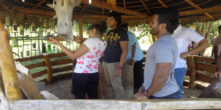 සිල්ලර කඩයක්වත් කළේ නැති චිචී පුතාට සිංහරාජේ හෝටලයක් දාන්න සල්ලි කොහෙන්ද? මිලියන 800ක් වියදම් කරලා ආණ්ඩුව පාරත් කාපට් කරලා දුන්නා චිචී පුතාගෙ හෝටලයට යන්න! රෝහිතගේ හෝටලය පාර්ලිමේන්තුවටත් එයි! (VIDEO)