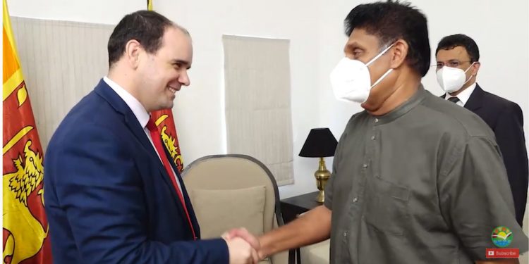 අනුරලාව හමුවන්න ගිය නවසීලන්ත මහකොමසාරිස් සජිත්වත් හමුවන්න යයි! (VIDEO)