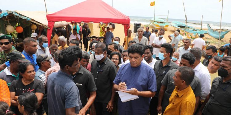 දුක් විඳින ධීවර ජනතාව මුණගැහෙන්න සජිත් වාද්දුවටම යයි! රාජපක්ෂ පවුලයි පුත්තු ටිකයි රටට කරන්න යන දේත් කියයි! (VIDEO & PHOTOS)