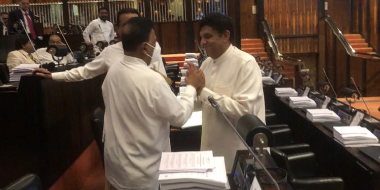 විපක්ෂයට ආපු ඩලස්-ජී.එල්.-චරිත-චන්න-ඩිලාන් ඇතුලු පිරිස පාර්ලිමේන්තුවේදී සජිත් සාදරයෙන් පිළිගන්නා ජායාරූප මාධ්‍යයට නිකුත් වෙයි! (PHOTOS)