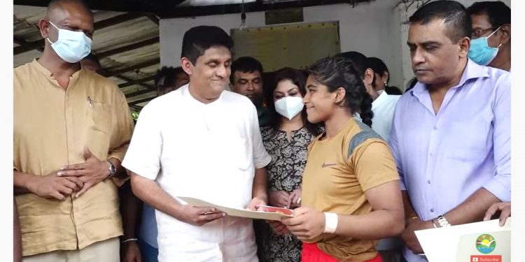 ලංකාවට කීර්තියක් ගෙනාපු නෙත්මිගේ කුරුණෑගල නිවසට සජිත් යයි! ක්රීඩිකාව උනන්දු කරවන්න තෑගිත් අරන්ම යයි! (VIDEO & PHOTOS)