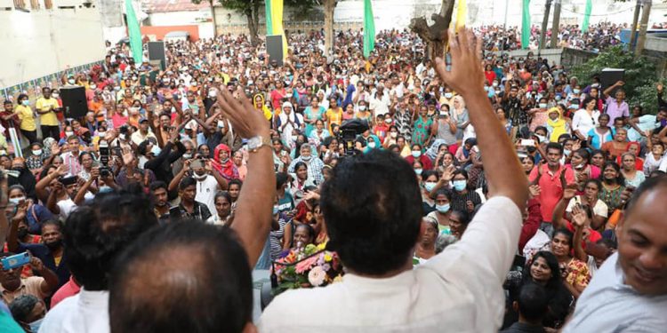 උනුත් එකයි මුනුත් එකයි කියපු උන් තමයි සුනාමි හොරුන්ව ජනාධිපති කළේ! මහබැංකු හොරකමට එදා කෑගහපු දිනේෂ් අද සද්ද නෑ! සජිත් බලන්න උතුරු කොළඹට මහසෙනගක්! (VIDEO & PHOTOS)