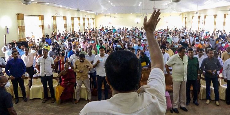 ඇමැතිකම් ගන්න සූදු කෙළින්නෙත් නෑ! ඩීල් දාන්න දෙන්නෙත් නෑ! රටට හොඳ දේ කරන්න විපක්ෂයේ ඉඳන් පාර්ලිමේන්තු කමිටු හරහා සහාය දෙනවා! ඊයේ රනිල් හම්බවුණු සජිත් අද දැරණියගලදී කියයි! (VIDEO & PHOTOS)