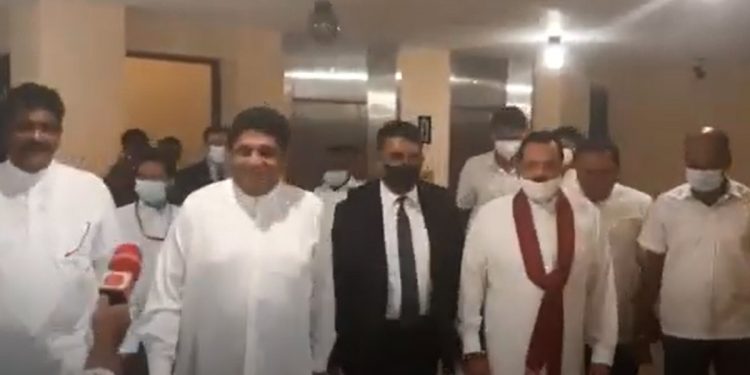 රනිල්ගේ අයවැය අහලා මහින්දයි සජිතුයි පාර්ලිමේන්තුවෙන් එකට එළියට එයි! අයවැය ගැන මහින්දගෙන් ඇහුවාම විපක්ෂනායකගෙන් අහන්න කියා මාරුවෙයි! (VIDEO)