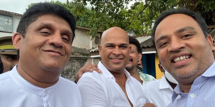 වැලිකඩින් එළියට ආ රන්ජන් සජිත්ගේ වාහනයට නගී! සජිත් එක්කම පිටව යයි!