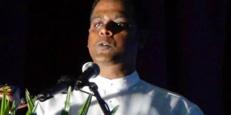 ෆේස්බුක් එකේ කමෙන්ට් දැමූ අයකුට සනත් නිශාන්ත ‘ජාතිය අමතයි’! වීඩියෝව ‌ලීක්වෙයි! (VIDEO)