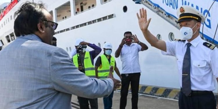 චීන ඔත්තු නැව පිළිගන්න හම්බන්තොට ගිය සරත් නැවේ කපිතාන්ට අතට අත දෙයි! කපිතාන් අත නොදෙයි!