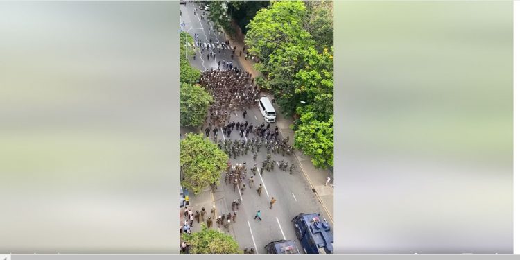 අන්තරේ පෙළපාලිය මර්දනයට දහස් ගණනක් STF සෙබළු යෙදවීම ගැන ෆීල්ඩ් මාෂල් ආණ්ඩුවට කරපු අනතුරු ඇඟවීම! (VIDEO)
