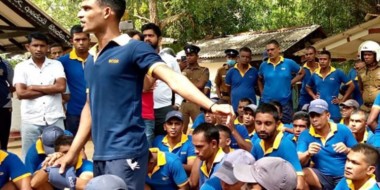 කන්න නෑ! බොන්න නෑ! අපිට ගහනවා! සේනපුර කඳවුරේ රැඳවියන් විරෝධයක! ආරක්ෂාවට යුදහමුදාවත් කැඳවයි!