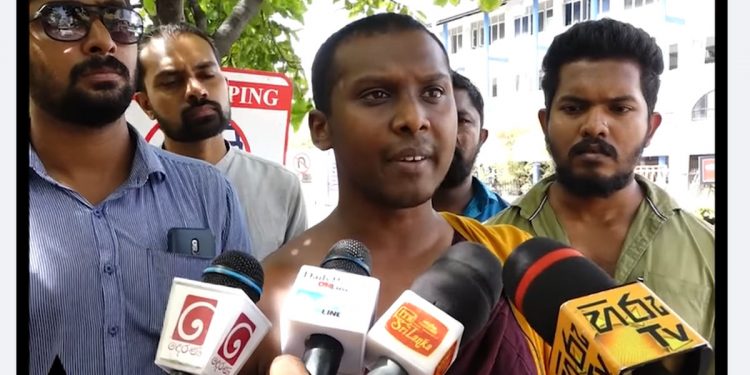ගෝල්ෆේස් අරගලකරුවන් දෙවන සටන අරඹයි! ආණ්ඩුවේ මර්දනයට එරෙහිව සියලුම තානාපති කාර්යාලවලට සංදේශයක් බාර දෙයි! (VIDEO)