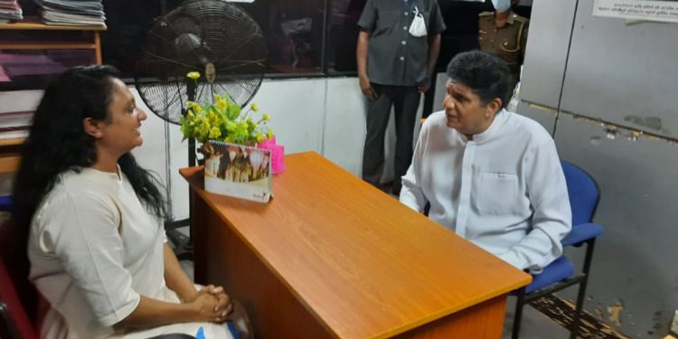 දමිතාව බලන්න සජිත් කොටුව පොලිසියට යයි! (PHOTOS)