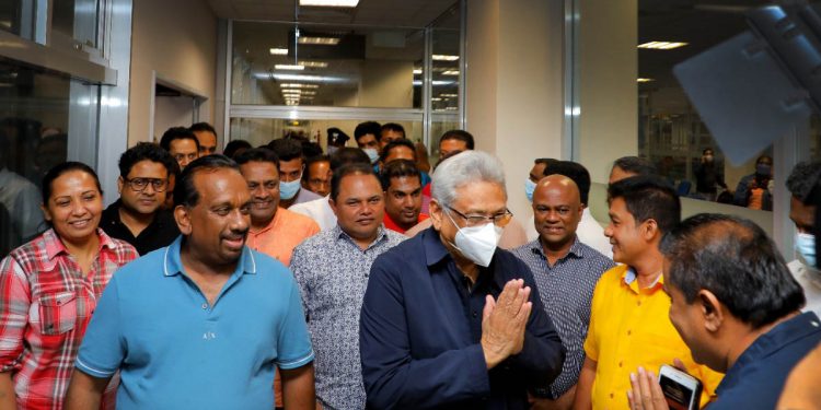 ලංකාවට ආ ගෝඨාව පිළිගන්න කටුනායකට මැතිඇමැතිවරු රොත්තක්ම ඇවිත්! (PHOTOS)